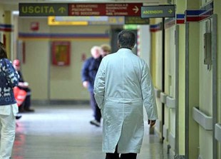 1396118195-denunciato-luomo-che-ha-preso-a-botte-il-medico-in-corsia-e1423471889874[1]