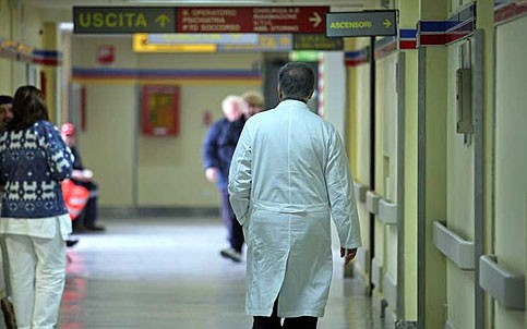 1396118195-denunciato-luomo-che-ha-preso-a-botte-il-medico-in-corsia-e1423471889874[1]