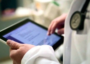 il-medico--diventato-hitech-Medico_tablet_smartphone_ospedale_medicina_dottore[1]
