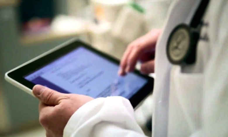 il-medico--diventato-hitech-Medico_tablet_smartphone_ospedale_medicina_dottore[1]